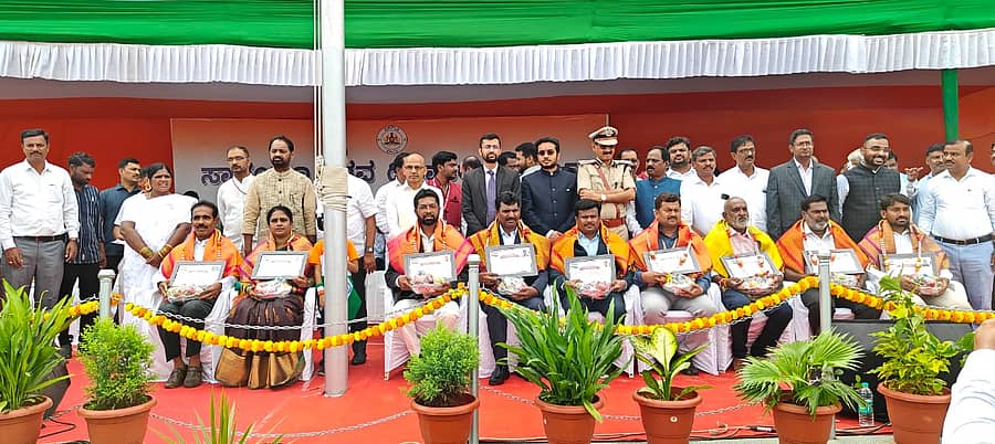 ರಾಯಚೂರಿನ ಜಿಲ್ಲಾ ಕ್ರೀಡಾಂಗಣದಲ್ಲಿ ಆಯೋಜಿಸಿದ್ದ ಸ್ವಾತಂತ್ರ್ಯೋತ್ಸವ ಸಮಾರಂಭದಲ್ಲಿ ಜಿಲ್ಲಾಡಳಿತದ ವತಿಯಿಂದ ತಹಶೀಲ್ದಾರ್ ಸುರೇಶ ವರ್ಮಾ, ನಾಗರತ್ನ, ವೆಂಕಟಾಚಲ, ಡಾ.ರಾಜೇಂದ್ರ ಬೆನಕನಾಳ ಅವರಿಗೆ ಸರ್ವೋತ್ತಮ ಸೇವಾ ಪ್ರಶಸ್ತಿ ಪ್ರದಾನ ಮಾಡಲಾಯಿತು