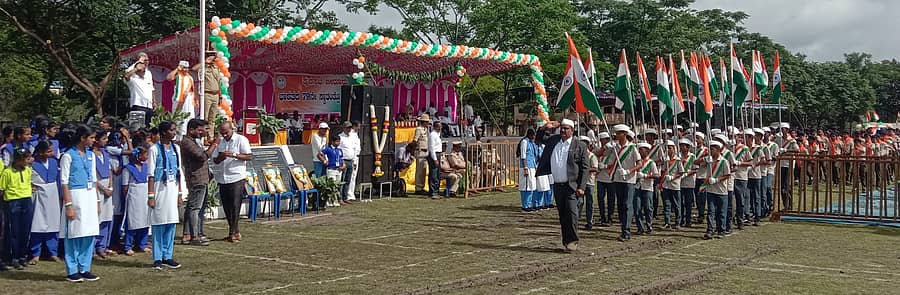 ಬೀರೂರಿನ ಕೆ.ಎಲ್.ಕೆ. ಸರ್ಕಾರಿ ಪ್ರೌಢಶಾಲೆ ಮೈದಾನದಲ್ಲಿ ಪುರಸಭೆ ವತಿಯಿಂದ ನಡೆದ ಸ್ವಾತಂತ್ರ್ಯ ದಿನಾಚರಣೆಯಲ್ಲಿ ಪುರಸಭೆ ಅಧ್ಯಕ್ಷೆ ಭಾಗ್ಯಲಕ್ಷ್ಮಿ ಮೋಹನ್ ಧ್ವಜಾರೋಹಣ ನೆರವೇರಿಸಿದರು