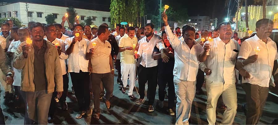 ಮತಕಳವು ವಿರೋಧಿಸಿ ಚನ್ನರಾಯಪಟ್ಟಣದಲ್ಲಿ ಕಾಂಗ್ರೆಸ್ ಪಕ್ಷದ ಮುಖಂಡರಾದ ಎಂ.ಎ. ಗೋಪಾಲಸ್ವಾಮಿ, ಸಿ.ಎಸ್. ಪುಟ್ಟೆಗೌಡ, ಎಂ.ಕೆ. ಮಂಜೇಗೌಡ ನೇತೃತ್ವದಲ್ಲಿ ಕಾರ್ಯಕರ್ತರು ಗುರುವಾರ ರಾತ್ರಿ ಮೇಣದ ಬತ್ತಿ ಹಿಡಿದು ಪ್ರತಿಭಟನಾ ಮೆರವಣಿಗೆ ನಡೆಸಿದರು