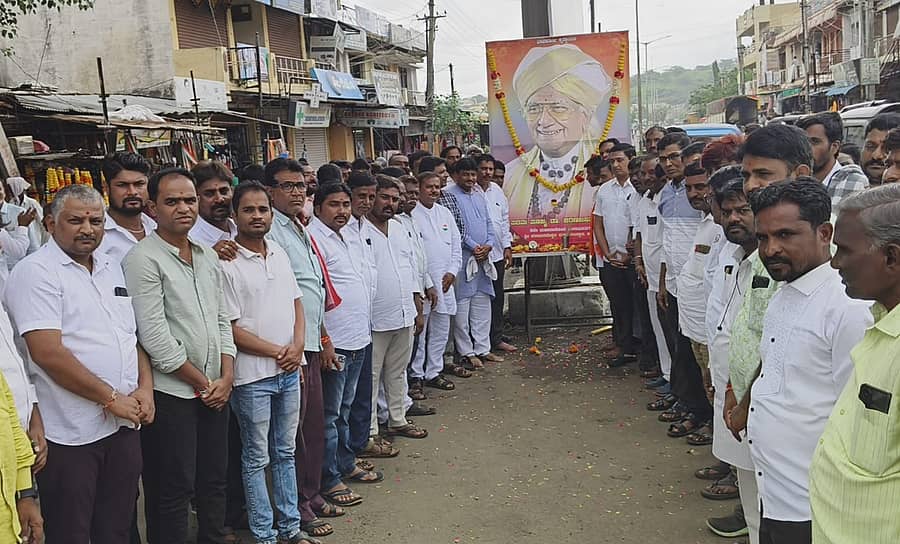 ಕಮಲಾಪುರ ಪಟ್ಟಣದಲ್ಲಿ ಶುಕ್ರವಾರ ಶರಣಬಸವಪ್ಪ ಅಪ್ಪ ಅವರಿಗೆ ಶ್ರದ್ಧಾಂಜಲಿ ಸಲ್ಲಿಸಲಾಯಿತು