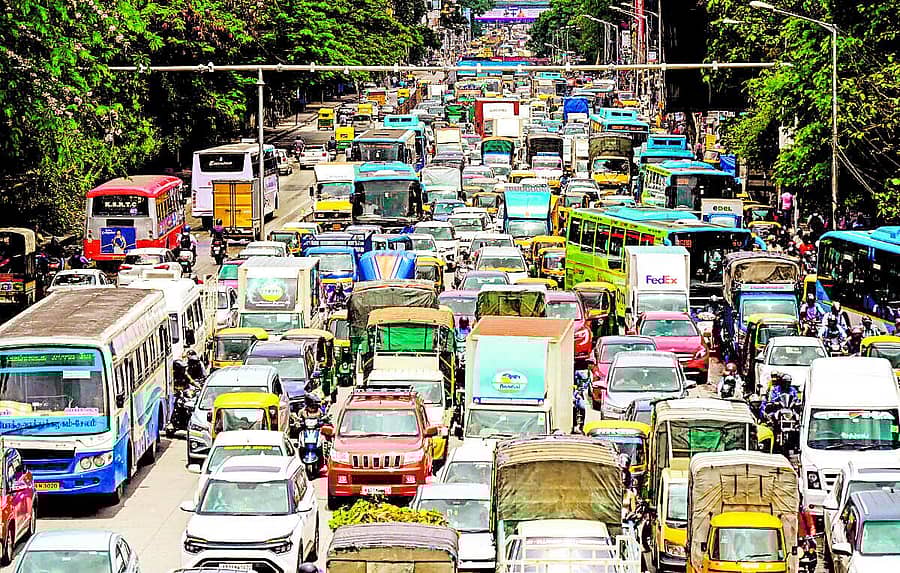 <div class="paragraphs"><p>ಹೊಸೂರು ರಸ್ತೆಯಲ್ಲಿ ಕಂಡುಬರುವ ವಾಹನಗಳ ಸಾಲು</p></div>