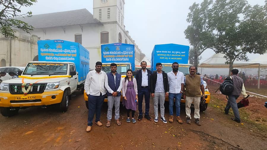 ಕೊಡಗಿನಲ್ಲಿ ಕಾರ್ಯಾರಂಭ ಮಾಡಿದ ಸಂಚಾರಿ ಮಲತ್ಯಾಜ್ಯ ನಿರ್ವಹಣಾ ಘಟಕದ ಎದುರು ಅಧಿಕಾರಿಗಳು ಇದ್ದಾರೆ