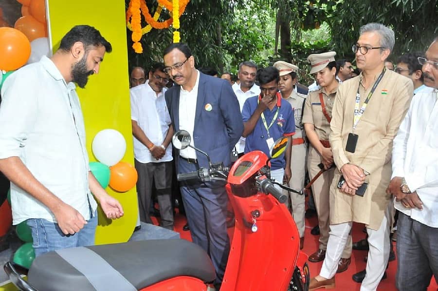 ಬೆಸ್ಕಾಂ ಕಾರ್ಪೊರೇಟ್ ಕಚೇರಿ ಆವರಣದಲ್ಲಿ ಸ್ಥಾಪಿಸಲಾಗಿರುವ ಬ್ಯಾಟರಿ ವಿನಿಮಯ ಕೇಂದ್ರಕ್ಕೆ  ಶುಕ್ರವಾರ ಚಾಲನೆ ನೀಡಲಾಯಿತು.