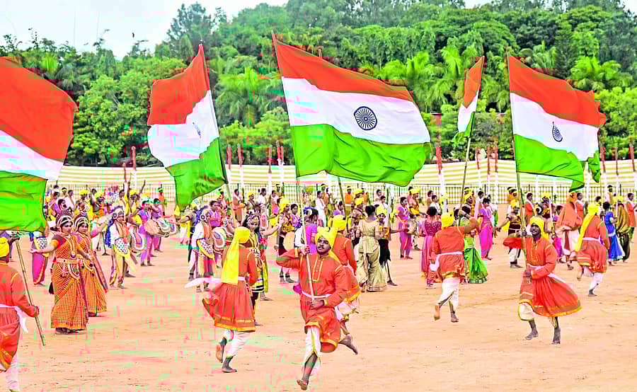 <div class="paragraphs"><p>ಹೇರೊಹಳ್ಳಿಯ ಬಿಬಿಎಂಪಿ ಸಂಯುಕ್ತ ಕಾಲೇಜಿನ ವಿದ್ಯಾರ್ಥಿಗಳು ಸ್ವಾತಂತ್ರ್ಯ ಸಂಗ್ರಾಮದ ವೀರ ಕನ್ನಡತಿಯರ ಸಮೂಹ ನೃತ್ಯ ಪ್ರಸ್ತುತಪಡಿಸಿದರು</p></div>