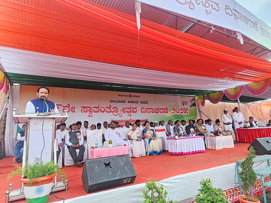  ಅಥಣಿಯಲ್ಲಿ ನಡೆದ ಸ್ವಾತಂತ್ರ್ಯ ದಿನಾಚರಣೆ ಕಾರ್ಯಕ್ರಮದಲ್ಲಿ ಶಾಸಕ ಲಕ್ಷ್ಮಣ ಸವದಿ ಮಾತನಾಡಿದರು