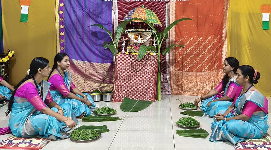 ಮಂಗಳೂರಿನ ಚೇತನಾ ಶಾಲೆಯ ಶಿಕ್ಷಕಿಯರು ಶ್ರೀಕೃಷ್ಣನಿಗೆ ತುಳಸಿ ಅರ್ಚನೆ ಮಾಡಿದರು
