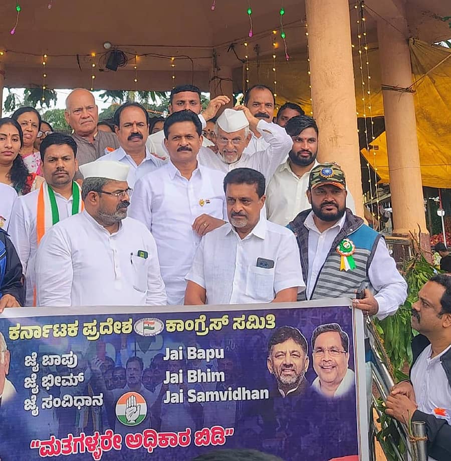 ಶಿರಸಿಯಲ್ಲಿ ಕಾಂಗ್ರೆಸ್ ವತಿಯಿಂದ ನಡೆದ ಸಂವಿಧಾನ ರಕ್ಷಿಸಿ, ಪ್ರಜಾಪ್ರಭುತ್ವ ಉಳಿಸಿ ಕಾರ್ಯಕ್ರಮದಲ್ಲಿ ಶಾಸಕ ಭೀಮಣ್ಣ ನಾಯ್ಕ ಮಾತನಾಡಿದರು