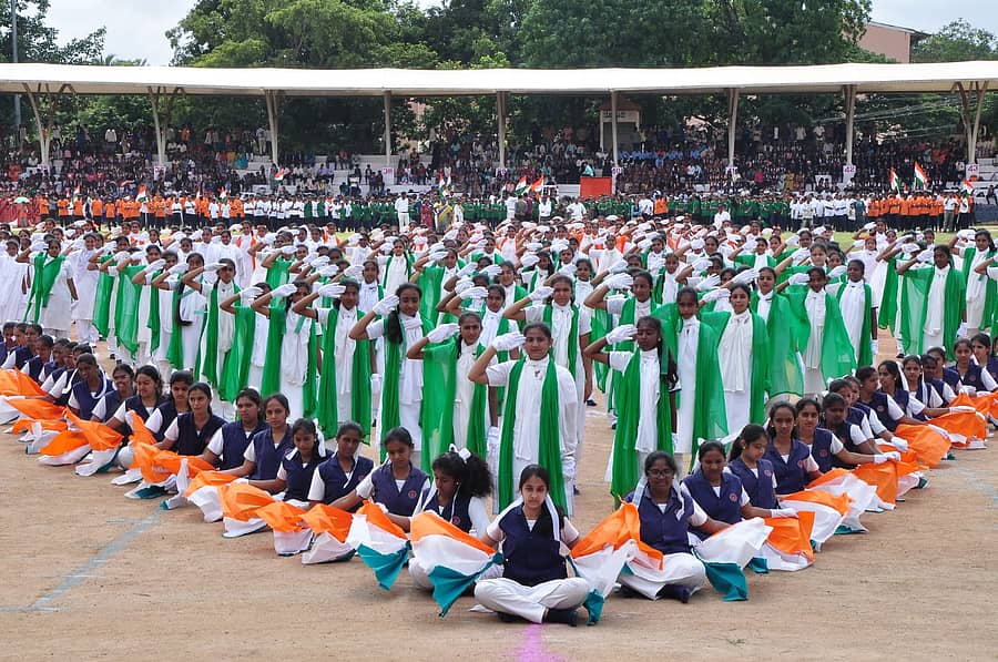 ಮಂಡ್ಯ ನಗರದ ಸರ್ ಎಂ.ವಿಶ್ವೇಶ್ವರಯ್ಯ ಕ್ರೀಡಾಂಗಣದಲ್ಲಿ ಶುಕ್ರವಾರ ನಡೆದ 79ನೇ ಸ್ವಾತಂತ್ರ್ಯೋತ್ಸವದಲ್ಲಿ ವಿದ್ಯಾರ್ಥಿಗಳು ಪ್ರದರ್ಶಿಸಿದ ನೃತ್ಯ ರೂಪಕ