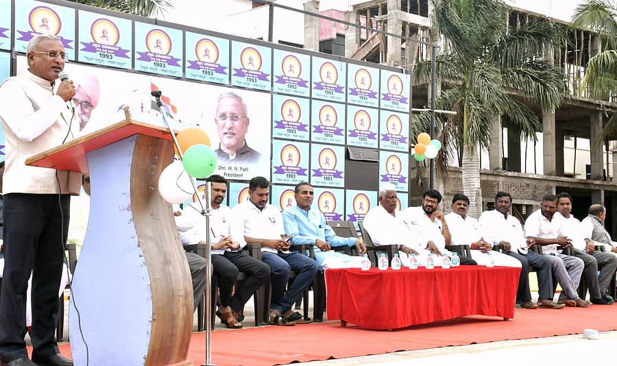 ಬೀಳಗಿ ಸ್ವಾಮಿ ವಿವೇಕಾನಂದ ವಿದ್ಯಾ ಸಂಸ್ಥೆಯ ಆವರಣದಲ್ಲಿ ನಡೆದ 79ನೇ ಸ್ವಾತಂತ್ರೋತ್ಸವದ ಧ್ವಜಾರೋಹಣ ಸಮಾರಂಭದಲ್ಲಿ ಸಂಸ್ಥೆಯ ಸಂಸ್ಥಾಪಕ ಅಧ್ಯಕ್ಷ ಎಮ್. ಎನ್. ಪಾಟೀಲ ಮಾತನಾಡಿದರು