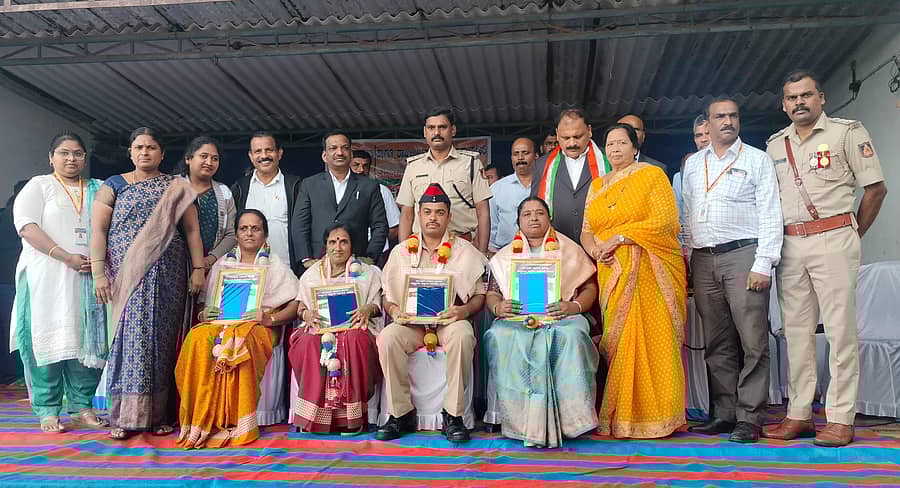 ಸೋಮವಾರಪೇಟೆ ತಾಲ್ಲೂಕು ರಾಷ್ಟ್ರೀಯ ಹಬ್ಬಗಳ ಆಚರಣಾ ಸಮಿತಿ ವತಿಯಿಂದ ಸರ್ಕಾರಿ ಪದವಿ ಪೂರ್ವ ಕಾಲೇಜಿನ ಸಭಾಂಗಣದಲ್ಲಿ  ಆಯೋಜಿಸಿದ್ದ 79ನೇ ಸ್ವಾತಂತ್ರೋತ್ಸವ ಸಮಾರಂಭದಲ್ಲಿ ವಿವಿಧ ಕ್ಷೇತ್ರಗಳಲ್ಲಿ ಸಾಧನೆ ಮಾಡಿದ ಗಣ್ಯರನ್ನು ಸನ್ಮಾನಿಸಲಾಯಿತು. ಕೃಷ್ಣಮೂರ್ತಿ, ಕಾಂತರಾಜ್, ಗೀತಾ, ಜಯಂತಿ ಇದ್ದರು.