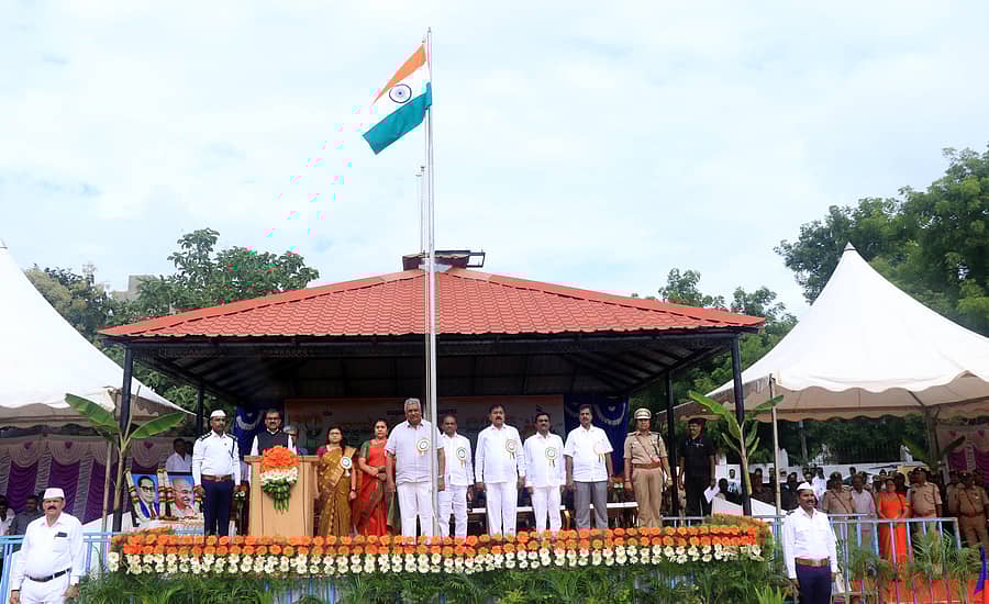 ಚಾಮರಾಜನಗರದ ಜಿಲ್ಲಾ ಪೊಲೀಸ್ ಕವಾಯತು ಮೈದಾನದಲ್ಲಿ ಶುಕ್ರವಾರ ಸ್ವಾತಂತ್ರ್ಯೋತ್ಸವದಲ್ಲಿ ಜಿಲ್ಲಾ ಉಸ್ತುವಾರಿ ಸಚಿವ ಕೆ. ವೆಂಕಟೇಶ್‌ ರಾಷ್ಟ್ರಧ್ವಜಾರೋಹಣ ನೆರವೇರಿಸಿದರು 