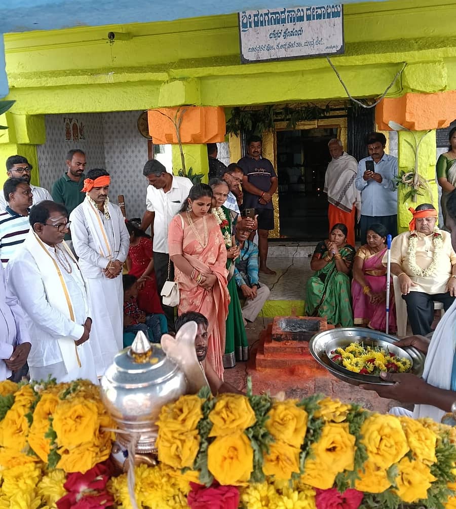 ಕೆ.ಆರ್.ಪೇಟೆ ತಾಲ್ಲೂಕಿನ ಬೆಟ್ಟದ ಹೊಸೂರಿನ ಬೋಳಾರೆ ರಂಗನಾಥ‌ಸ್ವಾಮಿ ದೇವಾಲಯದಲ್ಲಿ ಶುಕ್ರವಾರ ಹನುಮಂತೋತ್ಸವ ನಡೆಯಿತು