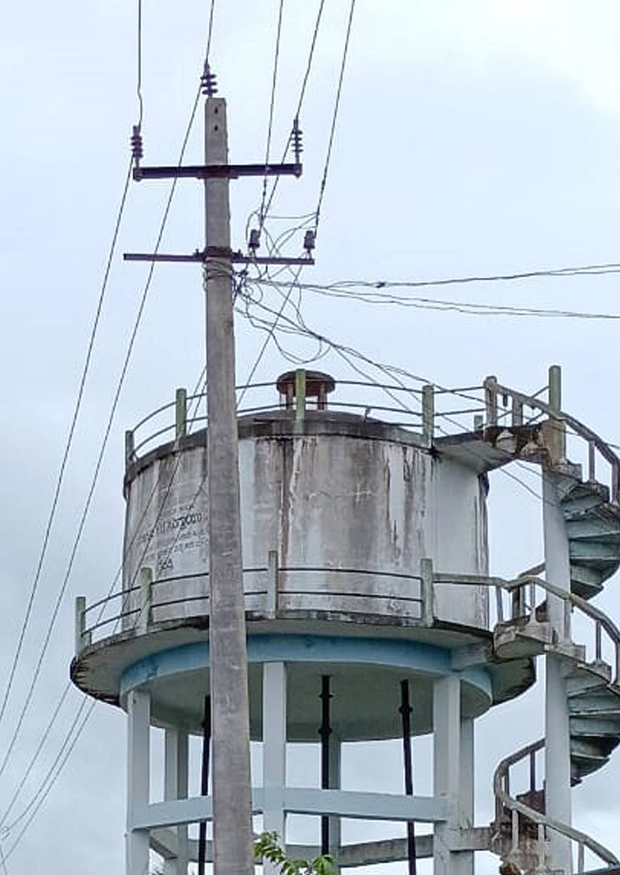 ಹೊಸದಾಗಿ ಅಳವಡಿಸಿರುವ ವಿದ್ಯುತ್ ಕಂಬ