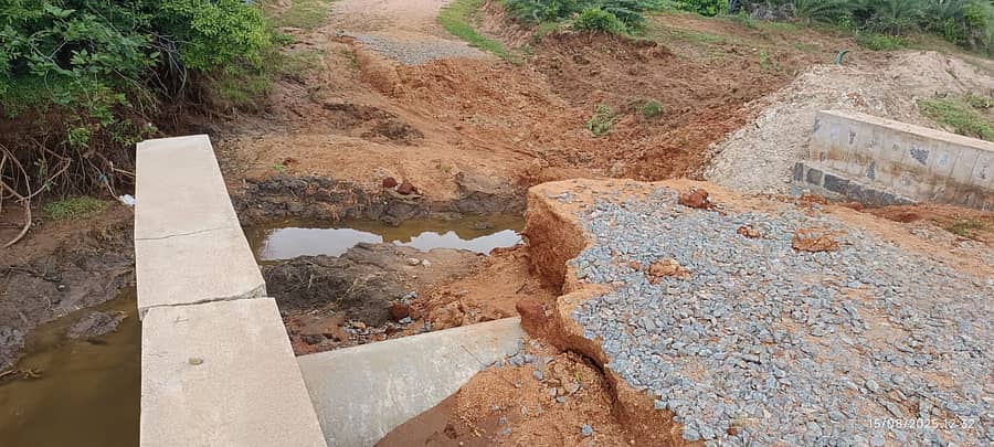 <div class="paragraphs"><p>ಯಲಬುರ್ಗಾ ತಾಲ್ಲೂಕು ಗೆದಗೇರಿ-ಮಲ್ಕಸಮುದ್ರ ಗ್ರಾಮದ ಸಂಪರ್ಕ ರಸ್ತೆಯ ಮಧ್ಯ ಇರುವ ಕಿರು ಸೇತುವೆಯು ಕಳೆದ ಒಂದು ವಾರದಲ್ಲಿ ಸುರಿದ ಮಳೆಗೆ ಸಂಪೂರ್ಣ ಕಿತ್ತುಹೋಗಿದೆ</p></div>