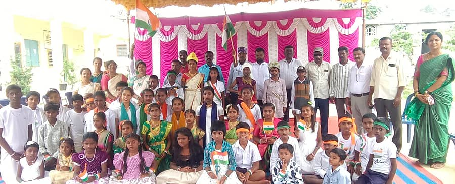 ಬೇತಮಂಗಲ ಸಮೀಪದ ಟಿ.ಗೊಲ್ಲಹಳ್ಳಿ ಸರ್ಕಾರಿ ಹಿರಿಯ ಪ್ರಾಥಮಿಕ ಶಾಲೆಯಲ್ಲಿ ನಡೆದ 79ನೇ ಸ್ವಾತಂತ್ರ್ಯ ದಿನಾಚರಣೆಯಲ್ಲಿ ವಿವಿಧ ವೇಷಭೂಷಣ ತೊಟ್ಟಿದ್ದ ವಿದ್ಯಾರ್ಥಿಗಳು 