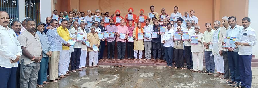 ಬೈಲಹೊಂಗಲದ ಮೂರುಸಾವಿರಮಠದಲ್ಲಿ ನಡೆದ ಬಸವ ಸಂಸ್ಕೃತಿ ಅಭಿಯಾನ ಪೂರ್ವಭಾವಿ ಸಭೆಯಲ್ಲಿ ಬಸವ ಸಂಸ್ಕೃತಿ ಅಭಿಯಾನ ಕರಪತ್ರ ಬಿಡುಗೊಳಿಸಲಾಯಿತು 