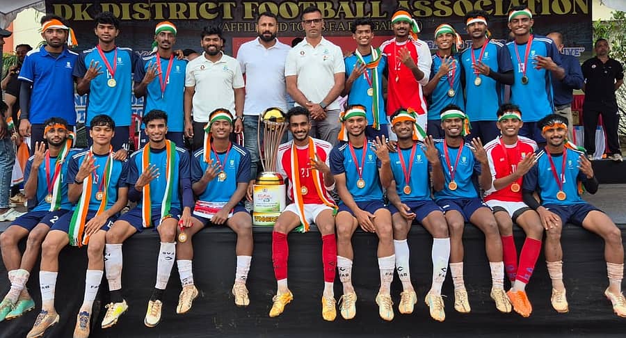 ಪದವಿ ವಿಭಾಗದ ಪ್ರಶಸ್ತಿ ಗೆದ್ದ ಯೆನೆಪೋಯ ಕಾಲೇಜು ತಂಡದ ಆಟಗಾರರು ದೈಹಿಕ ಶಿಕ್ಷಣ ವಿಭಾಗದ ಮುಖ್ಯಸ್ಥ ಸುಜಿತ್ (ಬಲದಿಂದ 6ನೆಯವರು), ಕೋಚ್‌ ಬಿಬಿ ಥಾಮಸ್ (7ನೆಯವರು) ಮತ್ತು ಸಹಾಯಕ ಕೋಚ್ ಶಾನಿಯಾಝ್ ಜೊತೆ ಸಂಭ್ರಮಿಸಿದರು