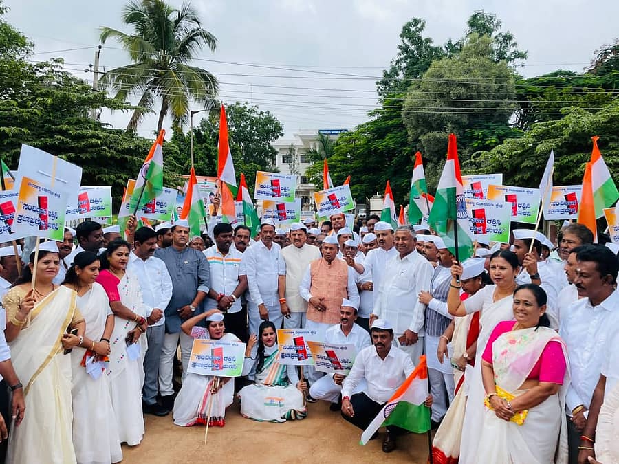 ದೇವನಹಳ್ಳಿಯಲ್ಲಿ ‘ಸಂವಿಧಾನ ರಕ್ಷಿಸಿ - ಪ್ರಜಾಪ್ರಭುತ್ವ ಉಳಿಸಿ’ ಎಂಬ ಮತಗಳ್ಳತನ ವಿರುದ್ಧ ನಡೆದ ಜಾಗೃತಿ ಜಾಥದಲ್ಲಿ ಭಾಗವಹಿಸಿದ್ದ ಕಾಂಗ್ರೆಸ್‌ ಕಾರ್ಯಕರ್ತರು ಭಾಗವಹಿಸಿದ್ದರು
