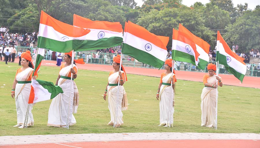 ಕೋಲಾರದಲ್ಲಿ ಶುಕ್ರವಾರ ಸ್ವಾತಂತ್ರ್ಯ ದಿನಾಚರಣೆಯ ಸಾಂಸ್ಕೃತಿಕ ಕಾರ್ಯಕ್ರಮದ ವೇಳೆ ತ್ರಿವರ್ಣ ಧ್ವಜದ ಕಲರವ