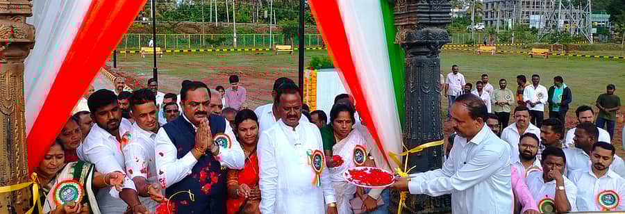 ಕಡೂರು ಪುರಸಭೆ ವತಿಯಿಂದ ವೇದಾ ಪಾರ್ಕ್‌ನಲ್ಲಿ ಸ್ಥಾಪಿಸಿರುವ 100 ಅಡಿ ಧ್ವಜಸ್ತಂಭದಲ್ಲಿ ರಾಷ್ಟ್ರಧ್ವಜ ಅನಾವರಣವನ್ನು ಶಾಸಕ ಕೆ.ಎಸ್‌.ಆನಂದ್‌ ನೆರವೇರಿಸಿದರು. ಪುರಸಭಾಧ್ಯಕ್ಷ ಭಂಡಾರಿ ಶ್ರೀನಿವಾಸ್‌, ಉಪಾಧ್ಯಕ್ಷೆ ಮಂಜುಳಾ ಚಂದ್ರು ಭಾಗವಹಿಸಿದ್ದರು