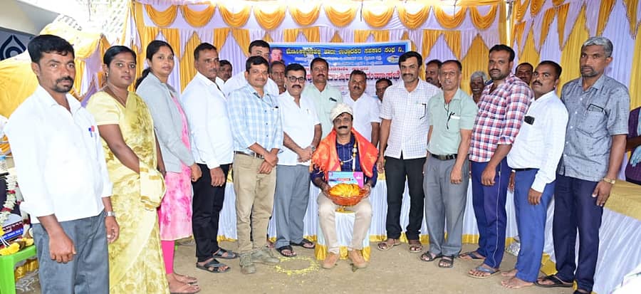 ತಿ.ನರಸೀಪುರ ತಾಲ್ಲೂಕಿನ ಮೆಣಸಿಕ್ಯಾತನಹಳ್ಳಿ ಗ್ರಾಮದ ಹಾಲು ಉತ್ಪಾದಕರ ಸಹಕಾರ ಸಂಘದ ವಾರ್ಷಿಕ ಸಭೆಯಲ್ಲಿ ರಾಷ್ಟ್ರೀಯ ಶಿಕ್ಷಕ ಪ್ರಶಸ್ತಿ ವಿಜೇತ ಎಚ್.‌ಎನ್.ಗಿರೀಶ್ ಅವರನ್ನು‌ ಸಂಘ ಹಾಗೂ ಹಳೇ ವಿದ್ಯಾರ್ಥಿಗಳ ವತಿಯಿಂದ ಸನ್ಮಾನಿಸಲಾಯಿತು