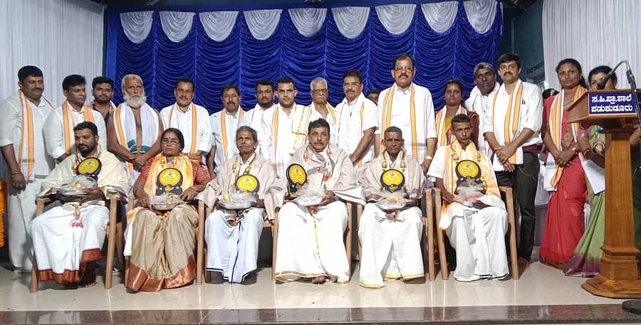 ಎಂ.ಡಿ.ಅಧಿಕಾರಿ ಯೂತ್‌ ಕ್ಲಬ್‌ ಪಡುಕುಡೂರು ಮತ್ತು ಪಡುಕುಡೂರು ಸರ್ಕಾರಿ ಹಿರಿಯ ಪ್ರಾಥಮಿಕ ಶಾಲೆಯ ಆಶ್ರಯದಲ್ಲಿ ಸ್ವಾತಂತ್ರ್ಯ ಹೋರಾಟಗಾರ ಪಡುಕುಡೂರುಬೀಡು ಎಂ.ಡಿ.ಅಧಿಕಾರಿ ಅವರ ಪುತ್ಥಳಿ ಲೋಕಾರ್ಪಣೆಯ ಪ್ರಥಮ ವರ್ಷದ ಸಂಭ್ರಮ ವಾರ್ಷಿಕೋತ್ಸವದಲ್ಲಿ ಪಡುಕುಡೂರಿನ ವಿವಿಧ ಕ್ಷೇತ್ರಗಳ ಸಾಧಕರನ್ನು ಗೌರವಿಸಲಾಯಿತು. 