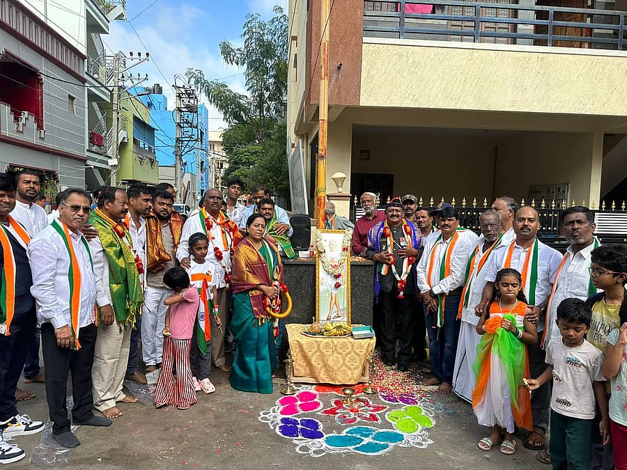 ಹೆಣ್ಣೂರು ಬಡಾವಣೆ ನಿವಾಸಿಗಳ ಕ್ಷೇಮಾಭಿವೃದ್ಧಿ ಸಂಘದ ವತಿಯಿಂದ ಧ್ವಜಾರೋಹಣ ಕಾರ್ಯಕ್ರಮ ನಡೆಯಿತು. ನಿವೃತ್ತ ಸೇನಾಧಿಕಾರಿ ಕರ್ನಲ್ ಪಿ.ವಿ. ಹರಿ, ಇಸ್ರೊ ಉಪ ನಿಯಂತ್ರಣಾಧಿಕಾರಿ ನಾಗಲಕ್ಷ್ಮಿ, ಮುಖಂಡರಾದ ಕೆ.ಸಿ. ಜಗನ್ನಾಥ ರೆಡ್ಡಿ, ಬಿ. ಗೋವಿಂದರಾಜು, ಎಚ್‌.ಎ. ಪುಲಕೇಶಿ ಭಾಗವಹಿಸಿದ್ದರು