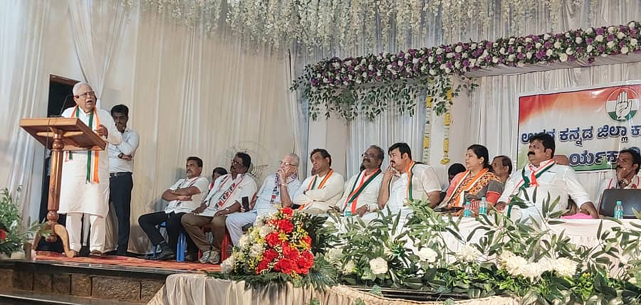 ಅಂಕೋಲಾದಲ್ಲಿ ನಡೆದ ಉತ್ತರ ಕನ್ನಡ ಜಿಲ್ಲಾ ಕಾಂಗ್ರೆಸ್ ಕಾರ್ಯಕಾರಿಣಿ ಸಭೆಯಲ್ಲಿ ಆರ್.ವಿ. ದೇಶಪಾಂಡೆ ಮಾತನಾಡಿದರು