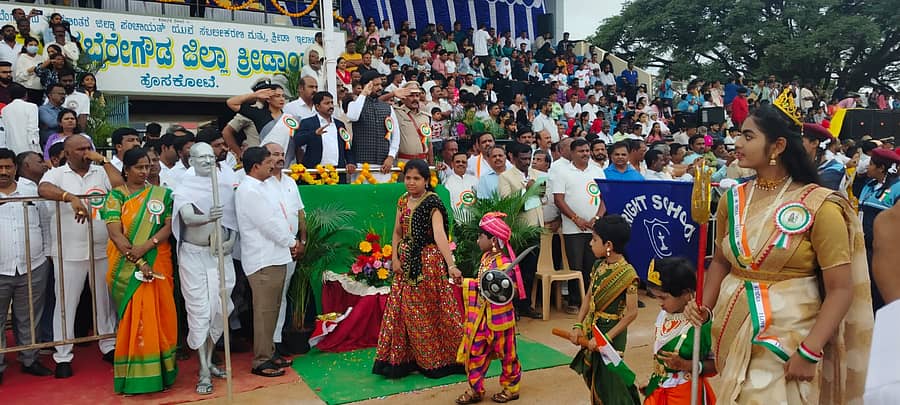 ಹೊಸಕೋಟೆ ಚೆನ್ನಬೈರೇಗೌಡ ಕ್ರೀಡಾಂಗಣದಲ್ಲಿ ಕಾರ್ಯಕ್ರಮದಲ್ಲಿ ಪಥ ಸಂಚಲನ ಗೌರವ ಸ್ವೀಕರಿಸಿದ ಶಾಸಕರಾದ ಶರತ್ ಬಚ್ಚೇಗೌಡ ಮತ್ತಿತತರು