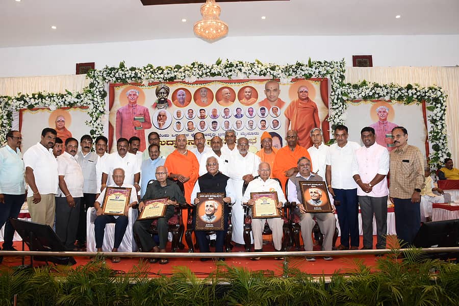 <div class="paragraphs"><p>ಮೈಸೂರಿನಲ್ಲಿ ನಡೆದ ಕುವೆಂಪು ಒಕ್ಕಲಿಗರ ಕ್ಷೇಮಾಭಿವೃದ್ಧಿ ಟ್ರಸ್ಟ್ ಉದ್ಘಾಟನಾ ಸಮಾರಂಭದಲ್ಲಿ ಟಿ.ತಿಮ್ಮೇಗೌಡ, ಸಿ.ಪಿ.ಕೃಷ್ಣಕುಮಾರ್, ಎನ್‌.ಗೋಪಾಲಗೌಡ, ಕೆ.ಚಿದಾನಂದಗೌಡ, ಎಂ.ಕೆ.ವೆಂಕಟರಾಮು ಅವರಿಗೆ ಕುವೆಂಪು ಸಾಂಸ್ಕೃತಿಕ ಪ್ರಶಸ್ತಿ ಪ್ರದಾನ ಮಾಡಲಾಯಿತು. </p></div>