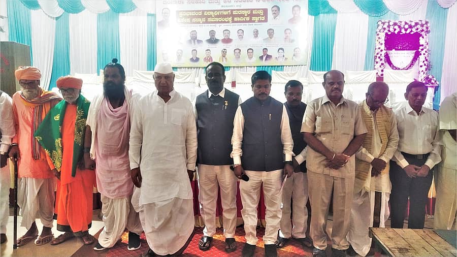 <div class="paragraphs"><p>ಕಲಬುರಗಿಯಲ್ಲಿ ಶುಕ್ರವಾರ ಬಂಜಾರ ಸರ್ಕಾರಿ ಮತ್ತು ಅರೆ ಸರ್ಕಾರಿ ನೌಕರರ ಸಂಘದಿಂದ ಶರಣಬಸವೇಶ್ವರ ಸಂಸ್ಥಾನದ 8ನೇ ಪೀಠಾಧಿಪತಿ ಶರಣಬಸವಪ್ಪ ಅಪ್ಪ ನಿಧನದ ಹಿನ್ನೆಲೆಯಲ್ಲಿ ಮೌನಾಚರಣೆ ಮಾಡಲಾಯಿತು</p></div>