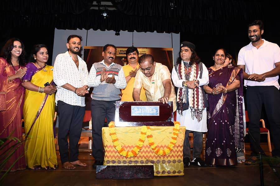 ಮೈಸೂರಿನ ಜಿಪಿಐಇಆರ್ ರಂಗತಂಡವು 31ನೇ ವಾರ್ಷಿಕೋತ್ಸವದ ಅಂಗವಾಗಿ ಕಿರುರಂಗಮಂದಿರದಲ್ಲಿ ಶನಿವಾರದಿಂದ ಆಯೋಜಿಸಿರುವ ‘ಶ್ರಾವಣ ರಂಗೋತ್ಸವ’ವನ್ನು ಚಲನಚಿತ್ರ ಸಂಗೀತ ನಿರ್ದೇಶಕ ಹಂಸಲೇಖ ಹಾರ್ಮೋನಿಯಂ ಬಾರಿಸಿ ಉದ್ಘಾಟಿಸಿದರು. ಹರಿದತ್ತ, ವಿ.ಎನ್.ಮಲ್ಲಿಕಾರ್ಜುನ ಸ್ವಾಮಿ, ಮೈಮ್ ರಮೇಶ್, ಗೀತಾ ಮೋಂಟಡ್ಕ, ರಿಷಿ ಭಾಗವಹಿಸಿದ್ದರು– ಪ್ರಜಾವಾಣಿ ಚಿತ್ರ