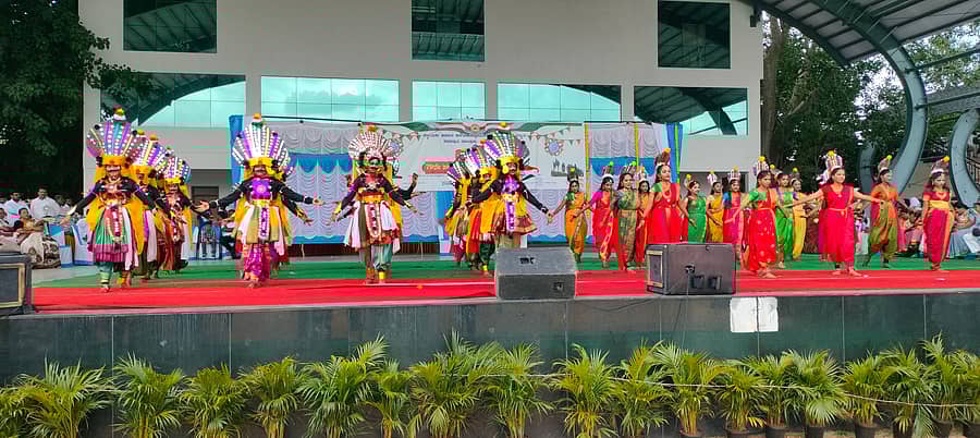 ಕನಕಪುರ ಸರ್ಕಾರಿ ಬಾಲಕಿಯರ ಪ್ರೌಢಶಾಲೆ ವಿದ್ಯಾರ್ಥಿನಿಯರು ಯಕ್ಷಗಾನ ವೇಷದಲ್ಲಿ ದೇಶಭಕ್ತಿಗೀತೆಗೆ ಸಮೂಹ ನೃತ್ಯ ಮಾಡಿದರು