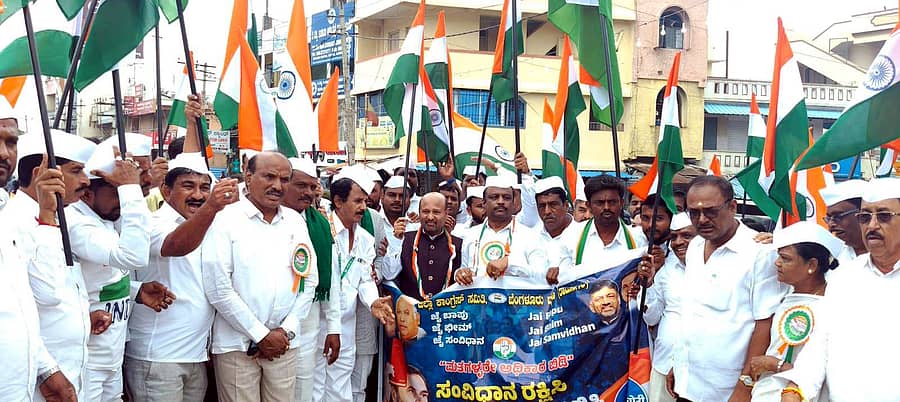 ರಾಮನಗರದಲ್ಲಿ ಜಿಲ್ಲಾ ಕಾಂಗ್ರೆಸ್ ಸಮಿತಿ ವತಿಯಿಂದ ನಡೆದ ಸಂವಿಧಾನ ರಕ್ಷಿಸಿ, ಪ್ರಜಾಪ್ರಭುತ್ವ ಉಳಿಸಿ ಜಾಥಾದಲ್ಲಿ ಶಾಸಕ ಇಕ್ಬಾಲ್ ಹುಸೇನ್, ಕಾಂಗ್ರೆಸ್ ಜಿಲ್ಲಾಧ್ಯಕ್ಷ ಗಂಗಾಧರ ಇತರರು ಭಾಗವಹಿಸಿದ್ದರು