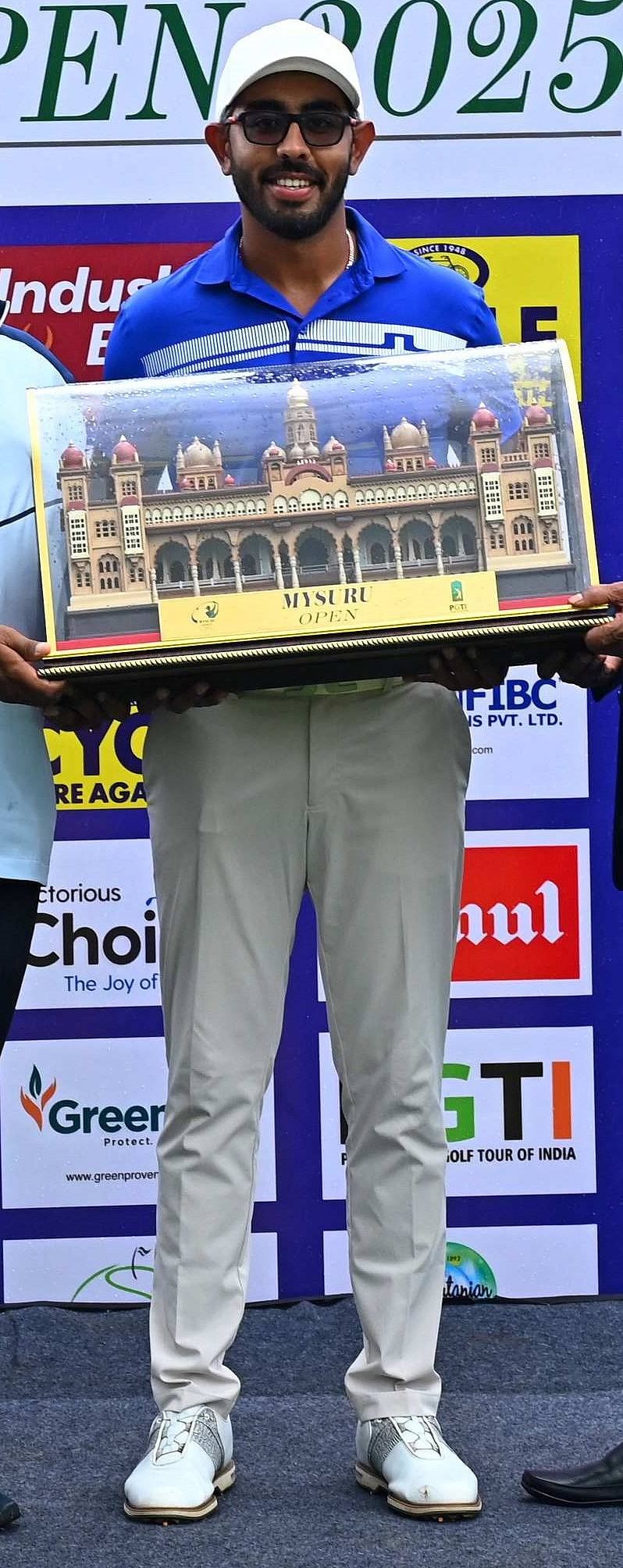 ಪ್ರಶಸ್ತಿಯೊಂದಿಗೆ ಯುವರಾಜ್‌ ಸಂಧು