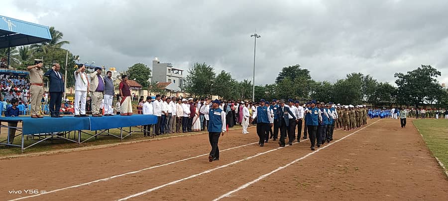 ಹೊನ್ನಾಳಿಯಲ್ಲಿ ಸ್ವಾತಂತ್ರ್ಯ ದಿನಾಚರಣೆ ಅಂಗವಾಗಿ ಶಾಸಕರು, ಉಪವಿಭಾಗಾಧಿಕಾರಿ, ತಹಶೀಲ್ದಾರ್, ಇತರ ಗಣ್ಯರು ಮಾಜಿ ಸೈನಿಕರಿಂದ ಧ್ವಜವಂದನೆ ಸ್ವೀಕರಿಸಿದರು