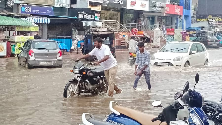 ಹೊಸಪೇಟೆಯ ಕಾಲೇಜು ರಸ್ತೆಯು ಮಳೆಯಿಂದ ಜಲಾವೃತವಾಗಿರುವುದು  –ಪ್ರಜಾವಾಣಿ ಚಿತ್ರ