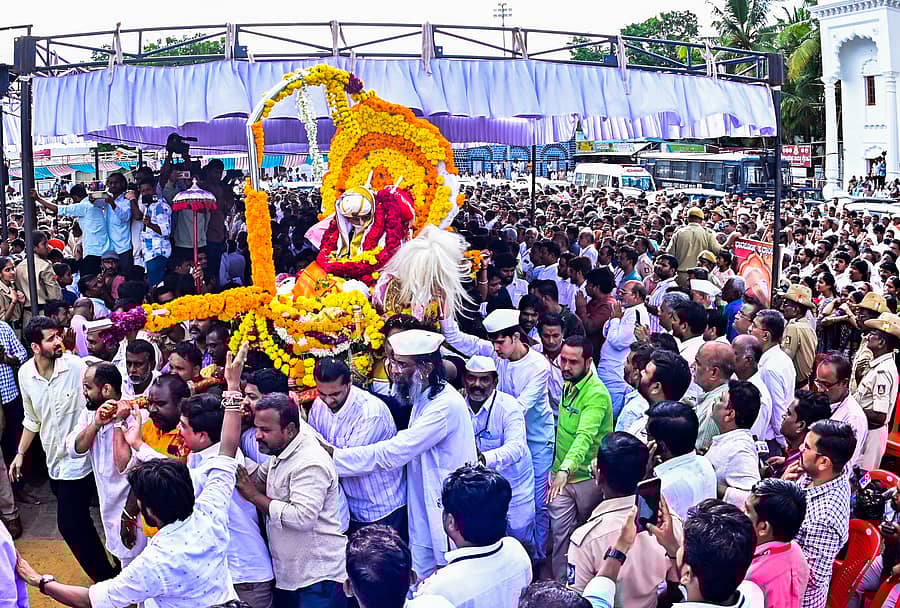 ಕಲಬುರಗಿಯಲ್ಲಿ ಶುಕ್ರವಾರ ಶರಣಬಸವೇಶ್ವರ ಸಂಸ್ಥಾನದ 8ನೇ ಪೀಠಾಧಿಪತಿ ಶರಣಬಸವಪ್ಪ ಅಪ್ಪ ಅವರ ಪಾರ್ಥಿವ ಶರೀರವನ್ನು ಅಂತ್ಯಕ್ರಿಯೆಗೂ ಮುನ್ನ ಶರಣಬಸವೇಶ್ವರ ದೇವಸ್ಥಾನದ ಸುತ್ತ ಪಲ್ಲಕ್ಕಿಯಲ್ಲಿ ಕೂರಿಸಿ ಪ್ರದಕ್ಷಿಣೆ ಹಾಕಲಾಯಿತು  ಪ್ರಜಾವಾಣಿ ಚಿತ್ರ: ತಾಜುದ್ದೀನ್‌ ಆಜಾದ್‌