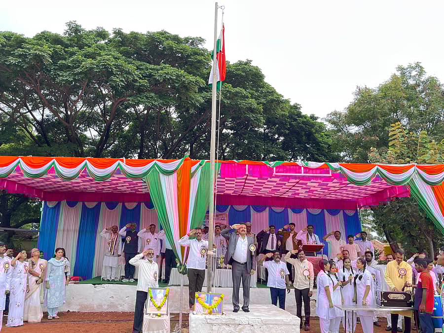 ಆಲಮಟ್ಟಿಯ ಸರ್ಕಾರಿ ಹಿರಿಯ ಪ್ರಾಥಮಿಕ ಶಾಲೆಯ ಆವರಣದಲ್ಲಿ ಮುಖ್ಯ ಎಂಜಿನಿಯರ್ ಡಿ.ಬಸವರಾಜ ಧ್ವಜಾರೋಹಣ ನೆರವೇರಿಸಿದರು