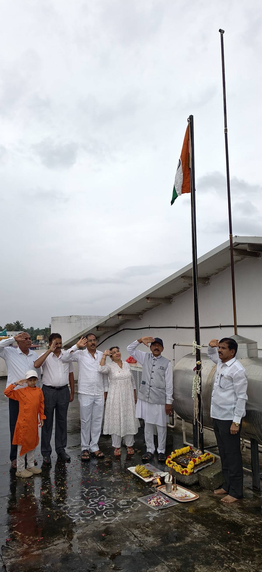 ಶಿವಮೊಗ್ಗದಲ್ಲಿ ಶುಕ್ರವಾರ ಆರ್ಯ–ಈಡಿಗ ಸಂಘದ ಕಚೇರಿಯಲ್ಲಿ ಅಧ್ಯಕ್ಷ ಹುಲ್ತಿಕೊಪ್ಪ ಶ್ರೀಧರ್ ರಾಷ್ಟ್ರಧ್ವಜಾರೋಹಣ ನೆರವೇರಿಸಿದರು