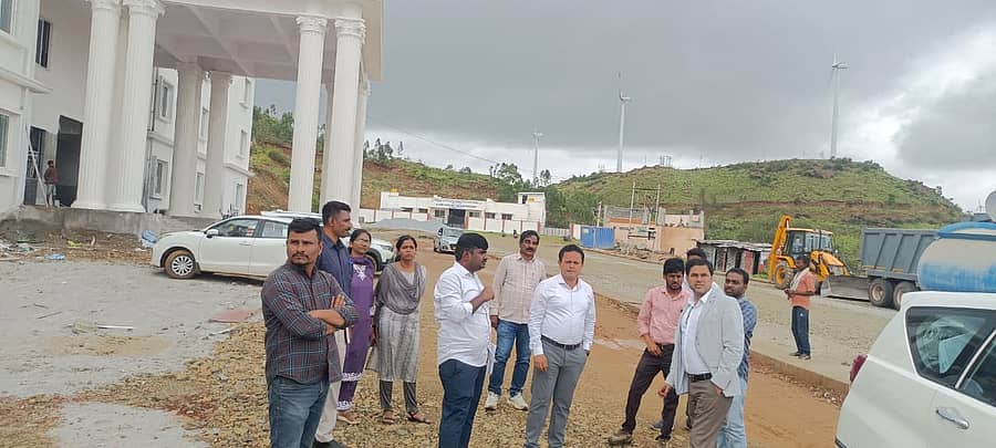 ಕುಂಚಿಗನಾಳ್‌ ಕಣಿವೆಯಲ್ಲಿರುವ ನೂತನ ಕಟ್ಟಡವನ್ನು ಸರ್ಕಾರಿ ವೈದ್ಯಕೀಯ ಕಾಲೇಜು ಹಾಗೂ ಸಂಶೋಧನಾ ಸಂಸ್ಥೆಯ ಸಿಬ್ಬಂದಿ ಪರಿಶೀಲಿಸಿದರು