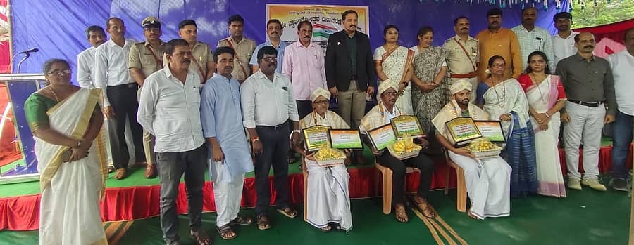 ವಿವಿಧ ಕ್ಷೇತ್ರಗಳ ಸಾಧಕರಾದ ಅಶೋಕ ಭಟ್ ಚಾಂತಾರು, ಮಂಜುನಾಥ ನಾಯ್ಕ ಪೇತ್ರಿ, ವಿನಯಚಂದ್ರ ಸಾಸ್ತಾನ ಅವರನ್ನು ಸನ್ಮಾನಿಸಲಾಯಿತು