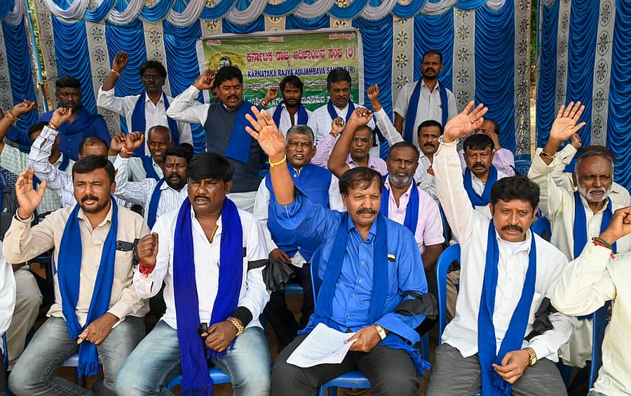 <div class="paragraphs"><p>ಬೆಂಗಳೂರಿನ ಸ್ವಾತಂತ್ರ್ಯ ಉದ್ಯಾನದಲ್ಲಿ&nbsp;ರಾಜ್ಯ ಆದಿಜಾಂಬವ ಸಂಘದ ಸದಸ್ಯರು ಕೈಗೆ ಕಪ್ಪುಪಟ್ಟಿ ಧರಿಸಿ,&nbsp; ಪ್ರತಿಭಟನೆ ನಡೆಸಿದರು.&nbsp; </p></div>