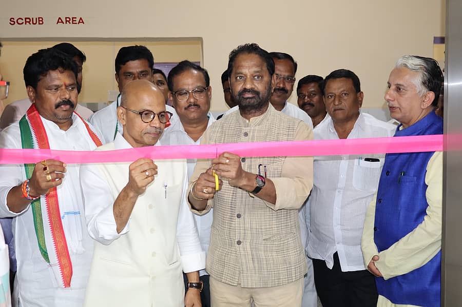 ರಾಯಚೂರಿನ ರಾಜೀವ್ ಗಾಂಧಿ ಸೂಪರ್ ಸ್ಪೆಷಾಲಿಟಿ ಆಸ್ಪತ್ರೆ ಆವರಣದಲ್ಲಿ ಟ್ರಾಮಾ ಕೇರ್ ಸೆಂಟರ್ ಅನ್ನು ವೈದ್ಯಕೀಯ ಶಿಕ್ಷಣ ಹಾಗೂ ಜಿಲ್ಲಾ ಉಸ್ತುವಾರಿ ಸಚಿವ ಡಾ.ಶರಣಪ್ರಕಾಶ ಪಾಟೀಲ ಹಾಗೂ ವಿಧಾನ ಪರಿಷತ್ ಸದಸ್ಯ ವಸಂತಕುಮಾರ ಜಂಟಿಯಾಗಿ ಉದ್ಘಾಟಿಸಿದರು. ಬಸನಗೌಡ ದದ್ದಲ್, ಶಿವರಾಜ ಪಾಟೀಲ ಉಪಸ್ಥಿತರಿದ್ದರು