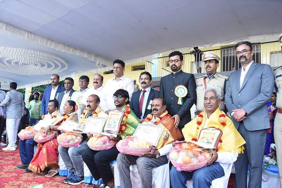 ಚಿಕ್ಕಬಳ್ಳಾಪುರ ಜಿಲ್ಲಾಡಳಿತದಿಂದ ಆಯೋಜಿಸಿದ್ದ ಸ್ವಾತಂತ್ರ್ಯೋತ್ಸವ ದಿನಾಚರಣೆ ಕಾರ್ಯಕ್ರಮದಲ್ಲಿ ಜಿಲ್ಲೆಯ ವಿವಿಧ ಕ್ಷೇತ್ರಗಳ ಸಾಧಕರನ್ನು ಸನ್ಮಾನಿಸಲಾಯಿತು