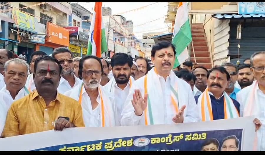 ಸುರಪುರದಲ್ಲಿ ಶಾಸಕ ರಾಜಾ ವೆಂಕಟಪ್ಪನಾಯಕ ಶುಕ್ರವಾರ ಪ್ರತಿಭಟನಾ ಮೆರವಣಿಗೆ ನಡೆಸಿ ಗಾಂಧಿವೃತ್ತದಲ್ಲಿ ಮಾತನಾಡಿದರು
