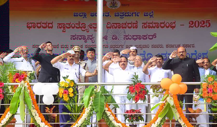 ಮುರುಘಾರಾಜೇಂದ್ರ ಕ್ರೀಡಾಂಗಣದಲ್ಲಿ ಶುಕ್ರವಾರ ನಡೆದ ಸ್ವಾತಂತ್ರ್ಯ ದಿನಾಚರಣೆಯಲ್ಲಿ ಜಿಲ್ಲಾ ಉಸ್ತುವಾರಿ ಸಚಿವ ಡಿ.ಸುಧಾಕರ್‌ ಅವರು ಧ್ವಜವಂದನೆ ಸ್ವೀಕರಿಸಿದರು