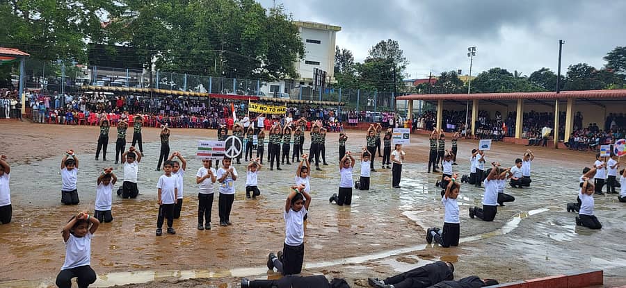 ವಿರಾಜಪೇಟೆಯಲ್ಲಿ ಸ್ವಾತಂತ್ರ್ಯ ದಿನಾಚರಣೆಯ ಆಚರಣೆಯ ಅಂಗವಾಗಿ ಶುಕ್ರವಾರ ನಡೆದ ಸಮಾರಂಭದಲ್ಲಿ ಲಿಟಲ್ ಸ್ಕಾಲರ್ ಶಾಲೆಯ ಪುಟಾಣಿಗಳು ದೇಶಭಕ್ತಿ ಸಾರುವ ನೃತ್ಯ ರೂಪಕ ಪ್ರದರ್ಶಿಸಿದರು.