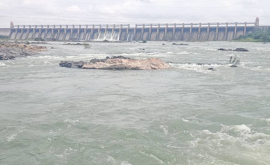 ಕೊಪ್ಪಳ ಜಿಲ್ಲೆಯ ತುಂಗಭದ್ರಾ ಜಲಾಶಯದಿಂದ ಶುಕ್ರವಾರ ಕೆಲ ಕ್ರಸ್ಟ್‌ಗೇಟುಗಳ ಮೂಲಕ ನೀರು ಹೊರಬಿಟ್ಟ ಚಿತ್ರಣ