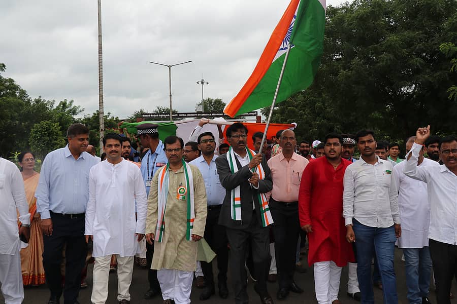 ಕಲಬುರಗಿಯ ಕರ್ನಾಟಕ ಕೇಂದ್ರೀಯ ವಿಶ್ವವಿದ್ಯಾಲಯದಲ್ಲಿ ಶುಕ್ರವಾರ ಸ್ವಾತಂತ್ರ್ಯ ದಿನಾಚರಣೆ ಅಂಗವಾಗಿ ಹಮ್ಮಿಕೊಂಡಿದ್ದ ತಿರಂಗಾ ಯಾತ್ರೆಗೆ ಪ್ರೊ.ಬಟ್ಟು ಸತ್ಯನಾರಾಯಣ ಚಾಲನೆ ನೀಡಿದರು
